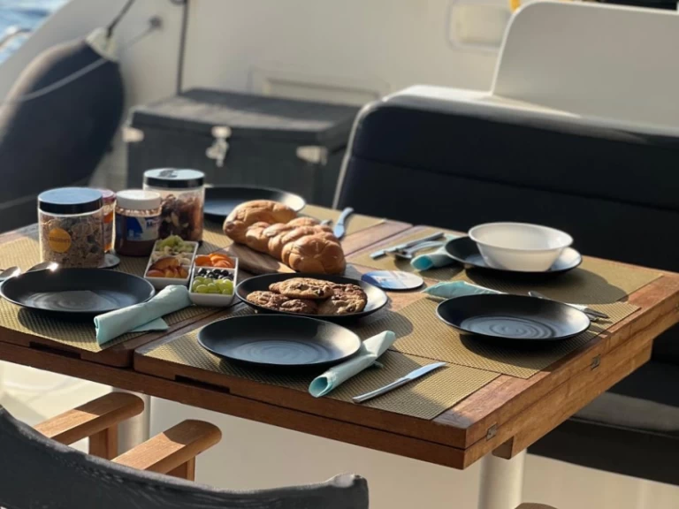 Lagoon Lagoon 46 między profesjonalistami a osobami prywatnymi w Toúrlos