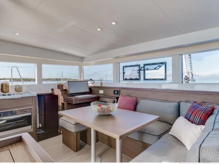 Wynajem Katamaran Lagoon z patentem 