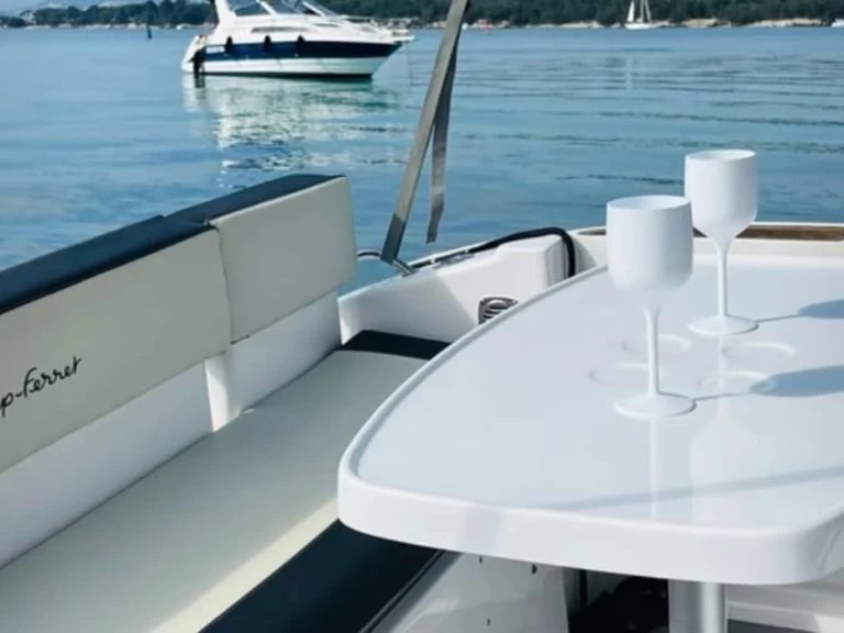 Motorówka do wynajmu w Vieux Port Golfe-Juan w najlepszej cenie