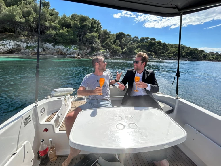 B2 Marine Ws 702 między profesjonalistami a osobami prywatnymi w Vieux Port Golfe-Juan