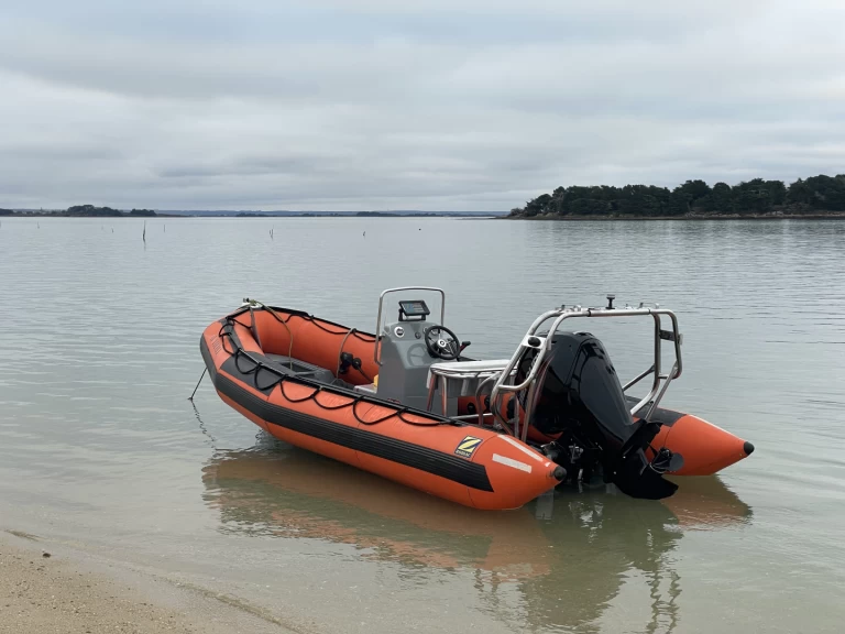 Wynajem Łódż półsztywna Zodiac z patentem 
