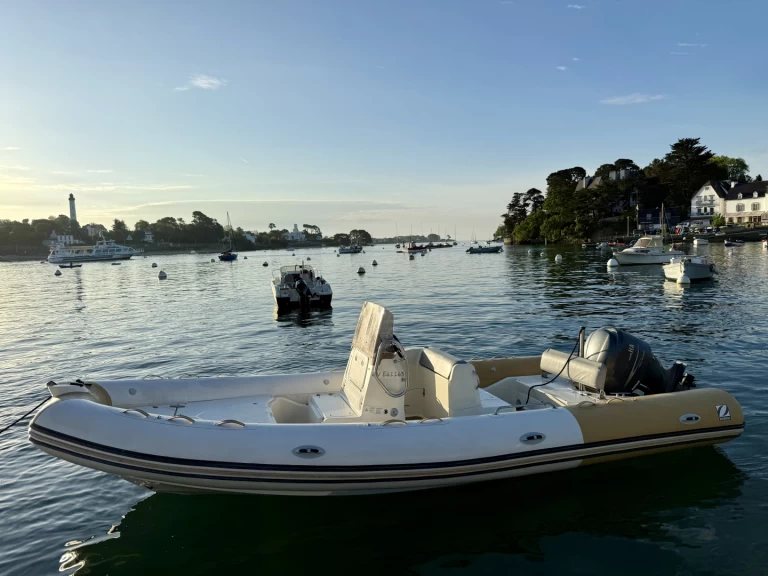 Wynajem Łódż półsztywna w Port de Sainte-Marine - Zodiac Medline 740