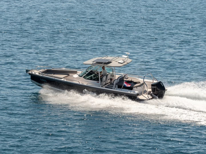 Wynajem Motorówka Axopar z patentem 