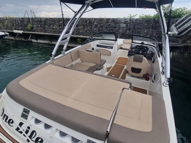 Wynajem Motorówka Bayliner z patentem 