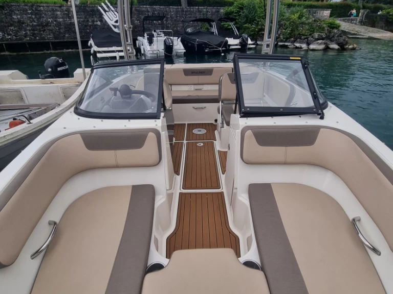 Bayliner VR5 między profesjonalistami a osobami prywatnymi w Amphion-les-Bains