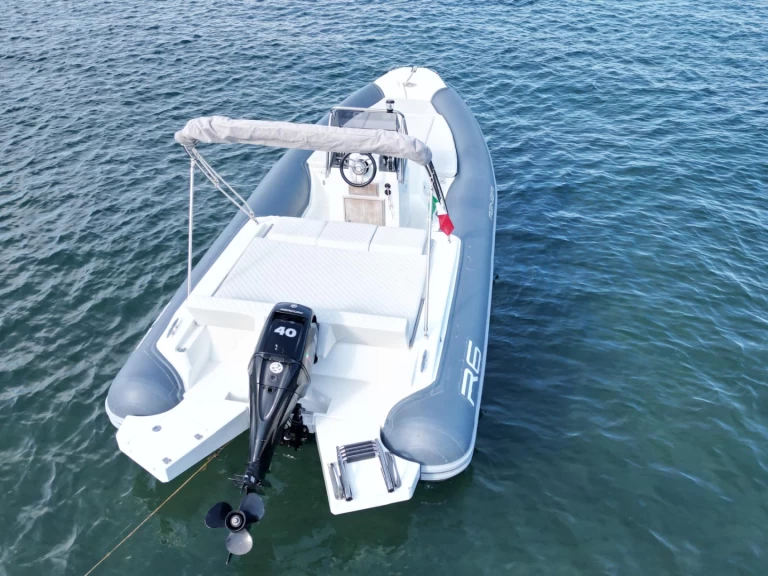 Wynajem Łódż półsztywna Renier z patentem 