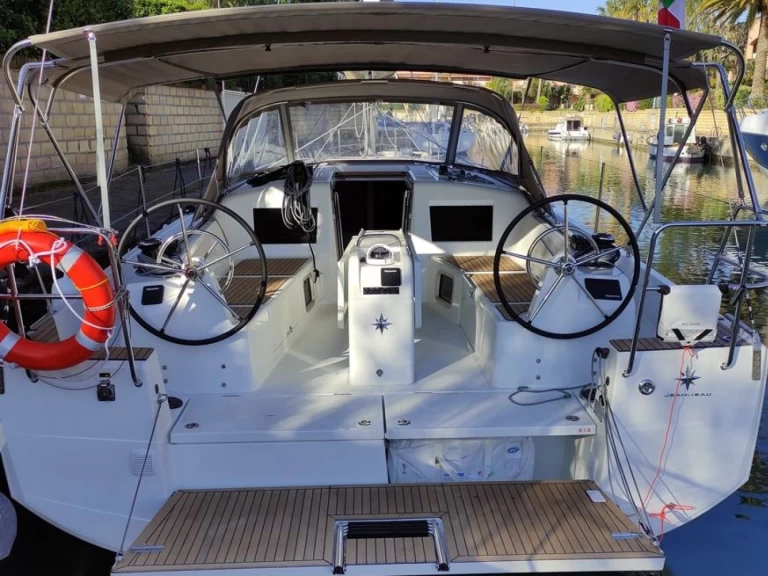 Wynajmij Jeanneau Sun Odyssey 410 w Furnari