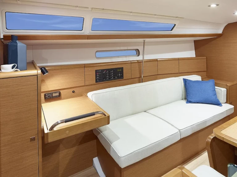 Wynajem Żaglowiec Jeanneau z patentem 