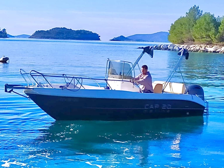 Capelli Cap 20 między profesjonalistami a osobami prywatnymi w Trogir