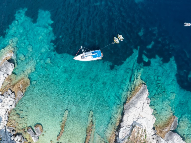 Bénéteau Oceanis 46 między profesjonalistami a osobami prywatnymi w Gouvia