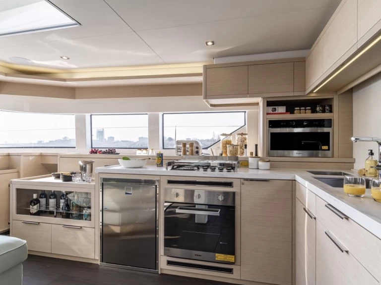 Wynajem Katamaran Lagoon z patentem 