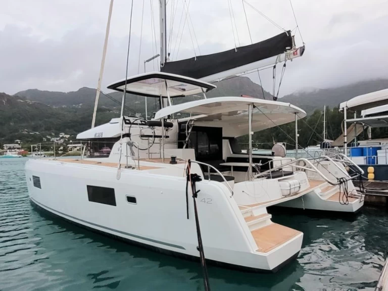 Wynajmij Katamaran z lub bez skippera Lagoon w Mahé