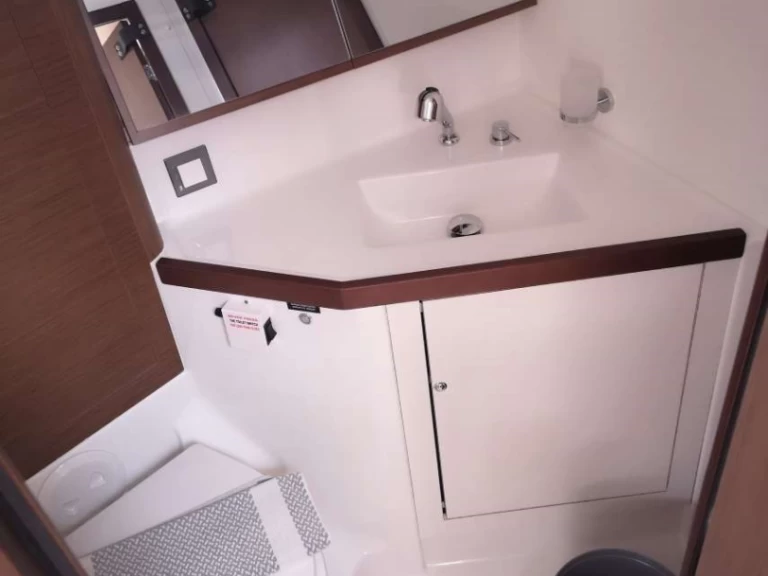 Bénéteau Oceanis 46.1 między profesjonalistami a osobami prywatnymi w Lavrio