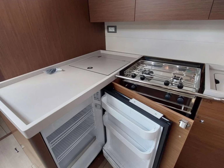 Wynajem Żaglowiec Bénéteau z patentem 