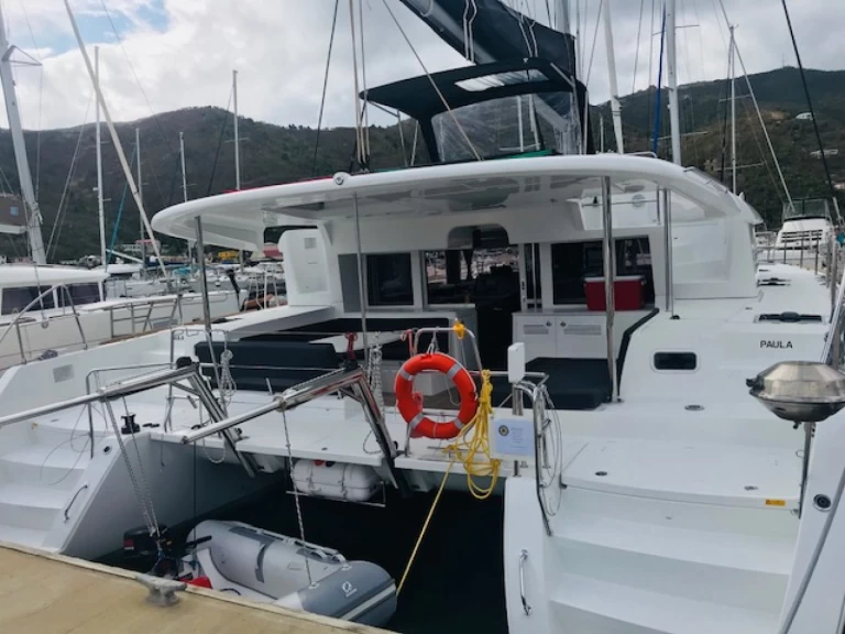 Lagoon Lagoon 450 F między profesjonalistami a osobami prywatnymi w Sant Antoni de Portmany