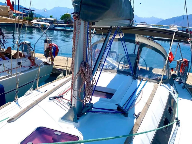 Wynajem Żaglowiec Bénéteau z patentem 