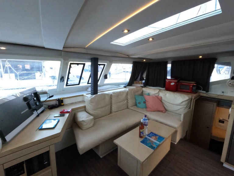 Fountaine Pajot Lucia 40 między profesjonalistami a osobami prywatnymi w Road Town