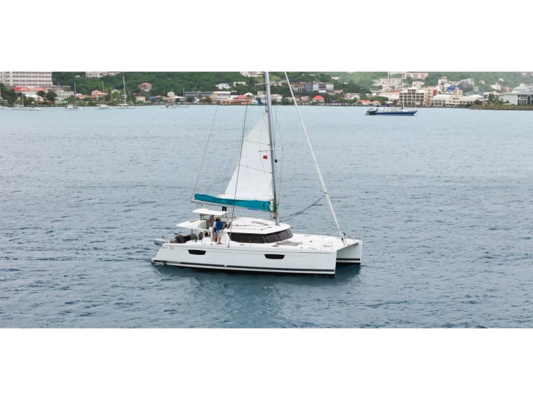 Fountaine Pajot Saba 50 między profesjonalistami a osobami prywatnymi w Road Town
