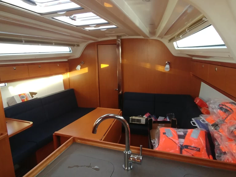 Wynajem Żaglowiec Bavaria z patentem 