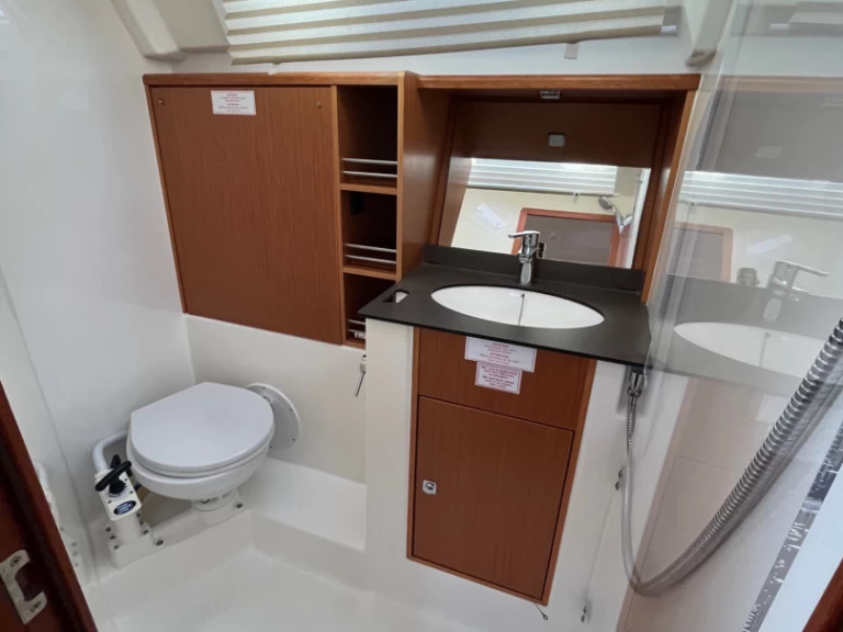 Bavaria Cruiser 41 między profesjonalistami a osobami prywatnymi w Sukosan