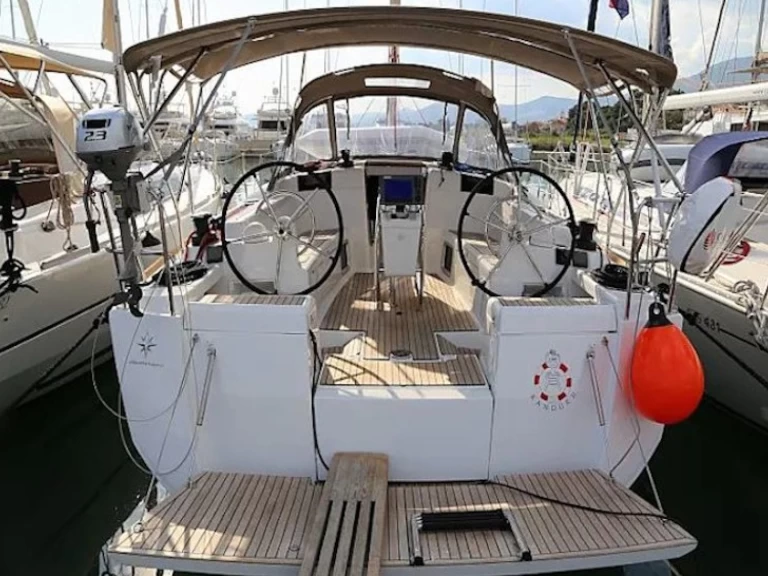 Jeanneau Sun Odyssey 419 między profesjonalistami a osobami prywatnymi w Kastel Gomilica