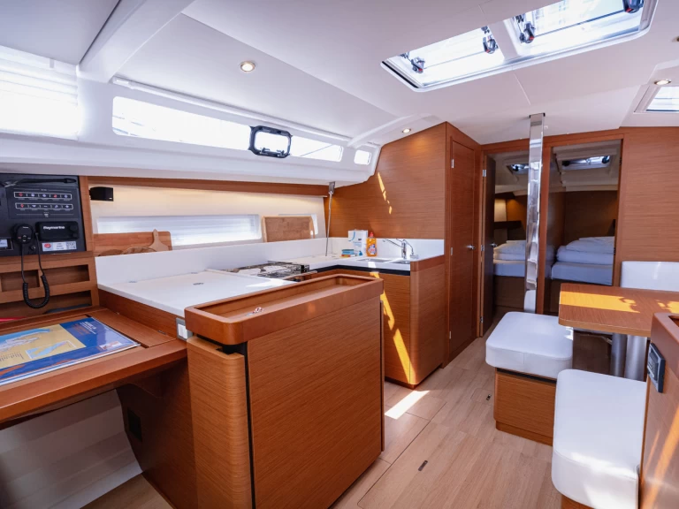 Wynajem Żaglowiec w Kastel Gomilica - Jeanneau Sun Odyssey 440