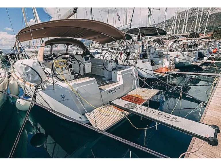 Wynajem Żaglowiec Jeanneau z patentem 