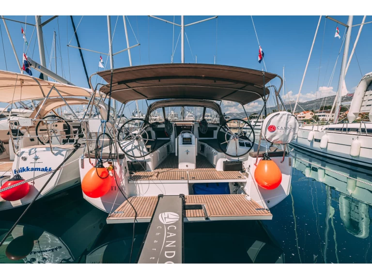 Wynajmij Jeanneau Sun Odyssey 410 w Kastel Gomilica