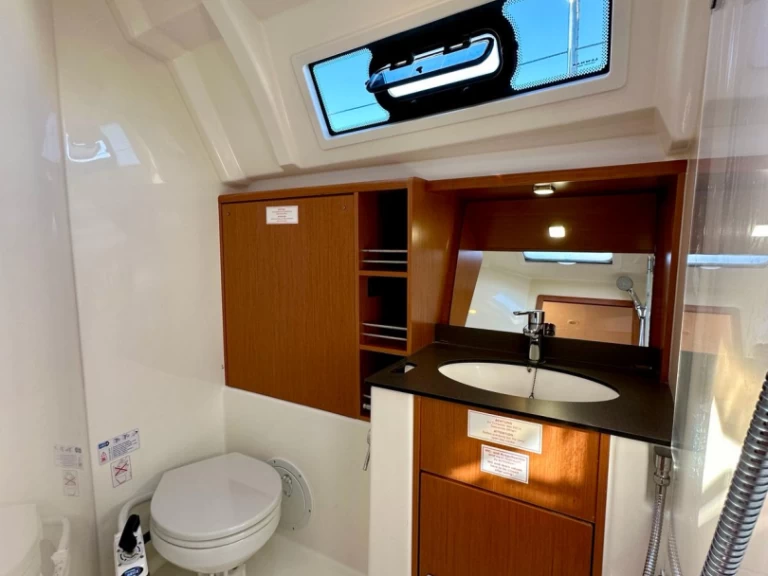 Bavaria Cruiser 41 między profesjonalistami a osobami prywatnymi w Sukosan
