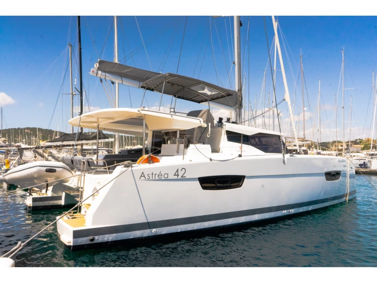 Fountaine Pajot Astrea 42 między profesjonalistami a osobami prywatnymi w Pórto Chéli