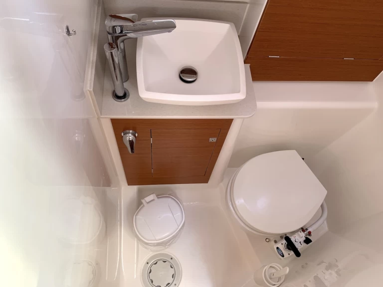 Dufour Dufour 390 Grand Large między profesjonalistami a osobami prywatnymi w Lavrio