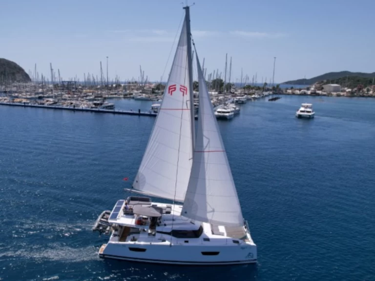 Wynajem Katamaran Fountaine Pajot z patentem 