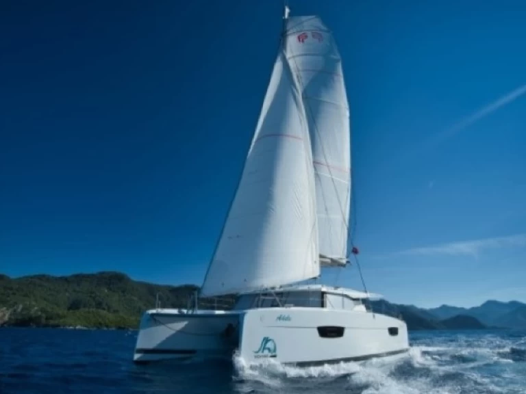 Fountaine Pajot Astrea 42 między profesjonalistami a osobami prywatnymi w Marmaris