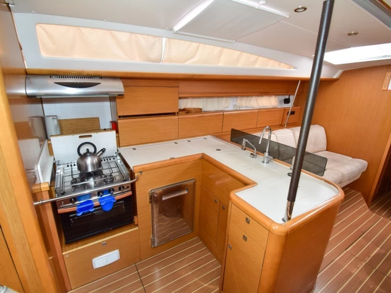 Wynajem Żaglowiec Jeanneau z patentem 