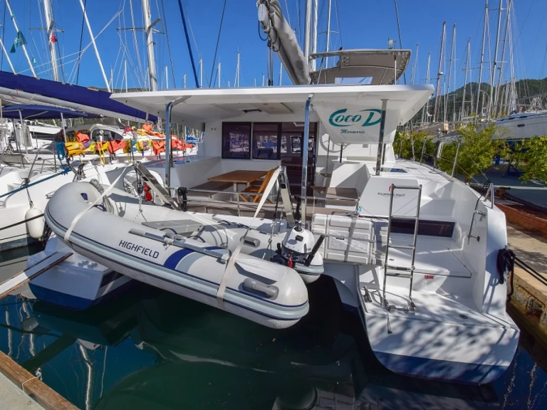 Fountaine Pajot Lucia 40 między profesjonalistami a osobami prywatnymi w Marmaris