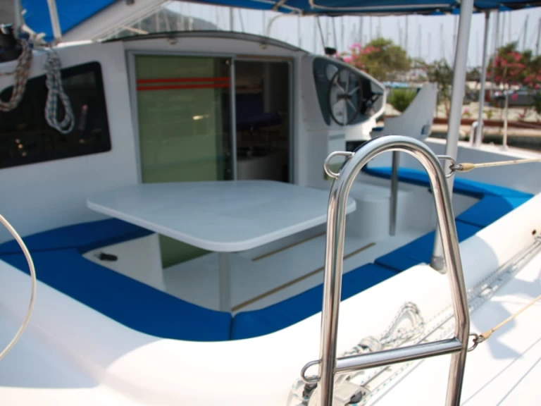 Fountaine Pajot Athena 38 między profesjonalistami a osobami prywatnymi w Marmaris
