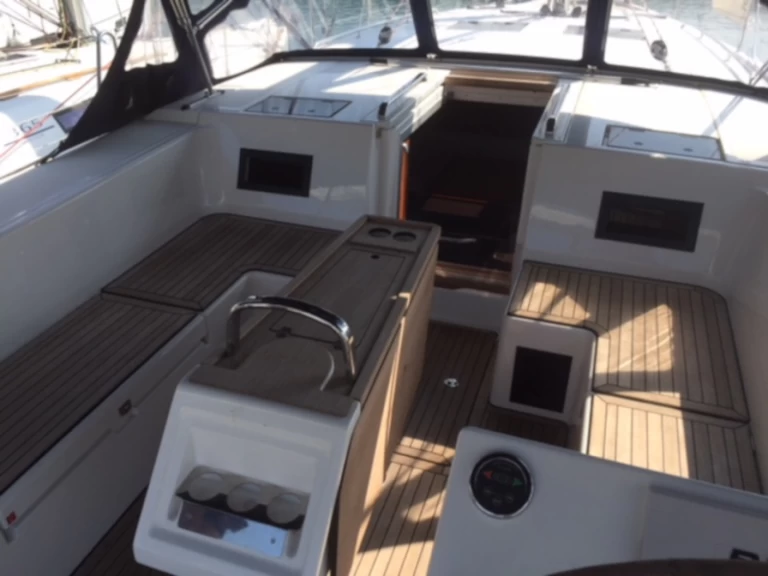 Wynajem Żaglowiec Bavaria z patentem 