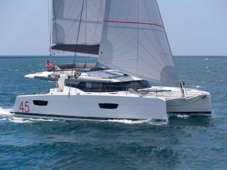 Fountaine Pajot Elba 45 między profesjonalistami a osobami prywatnymi w Palma de Mallorca