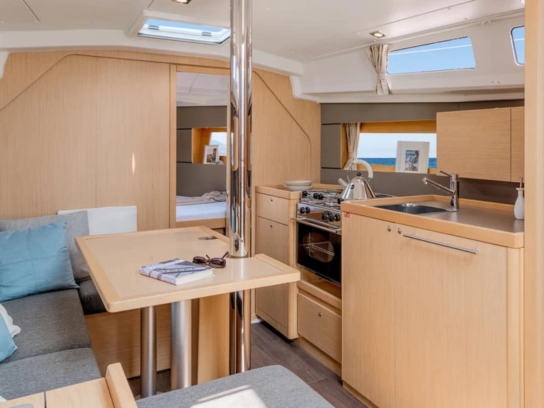 Wynajem Żaglowiec Bénéteau z patentem 