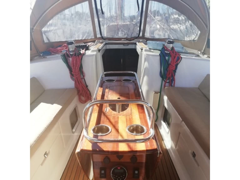 Wynajmij Jeanneau Sun Odyssey 43 w Alimos