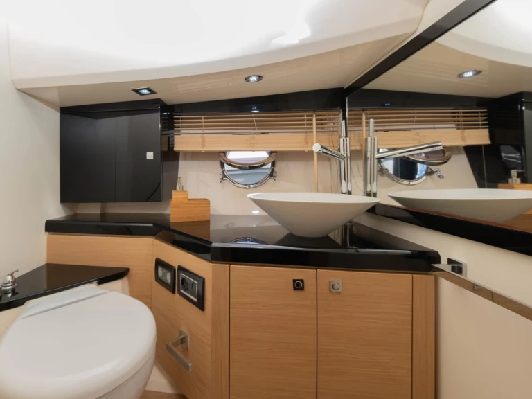 Sessa Marine Key Largo 36 między profesjonalistami a osobami prywatnymi w Tivat