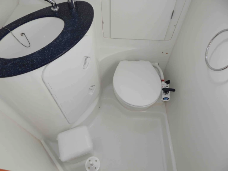 Wynajem Żaglowiec Bénéteau z patentem 