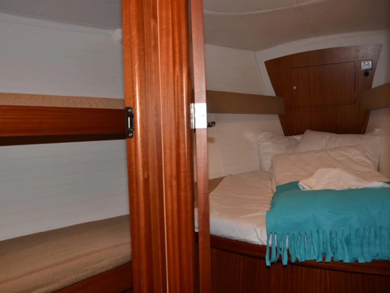 Wynajem Żaglowiec Delphia z patentem 