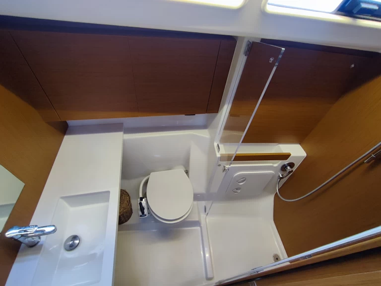 Bénéteau First 44 między profesjonalistami a osobami prywatnymi w Lavrio