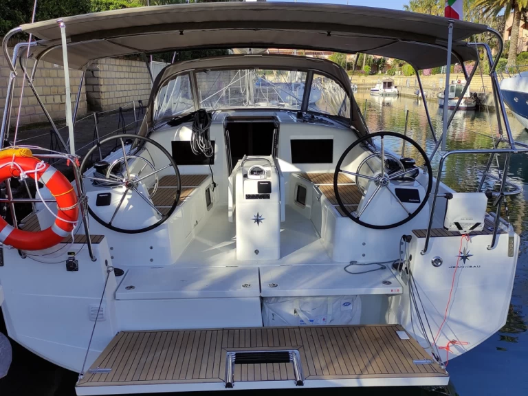 Jeanneau Sun Odyssey 410 między profesjonalistami a osobami prywatnymi w Furnari