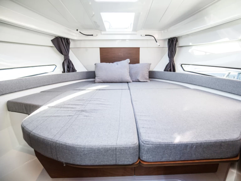 Bénéteau Antares 9 między profesjonalistami a osobami prywatnymi w Pula