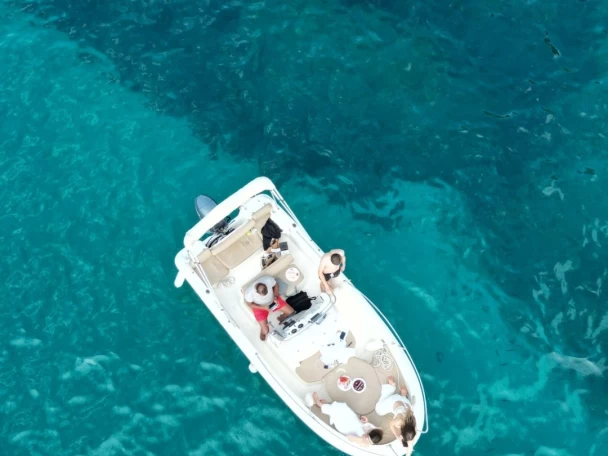 Wynajem Motorówka Jeanneau z patentem 