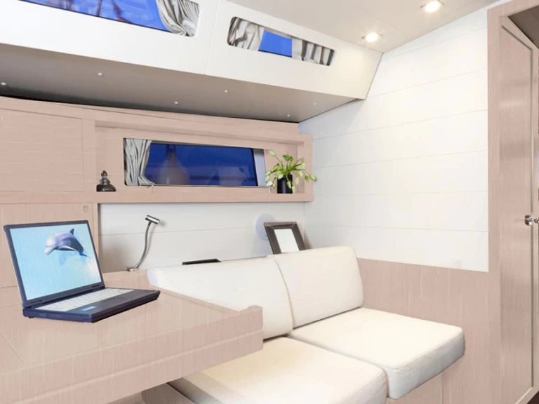 Bénéteau Oceanis 48 między profesjonalistami a osobami prywatnymi w Furnari