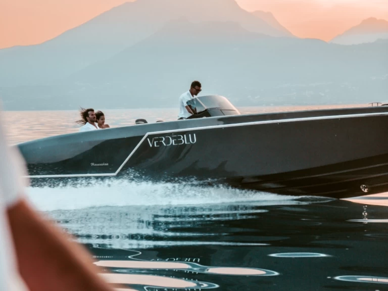 Wynajem Motorówka Frauscher z patentem 