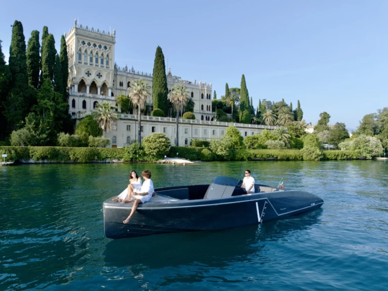Frauscher 1017 LIDO między profesjonalistami a osobami prywatnymi w Navene